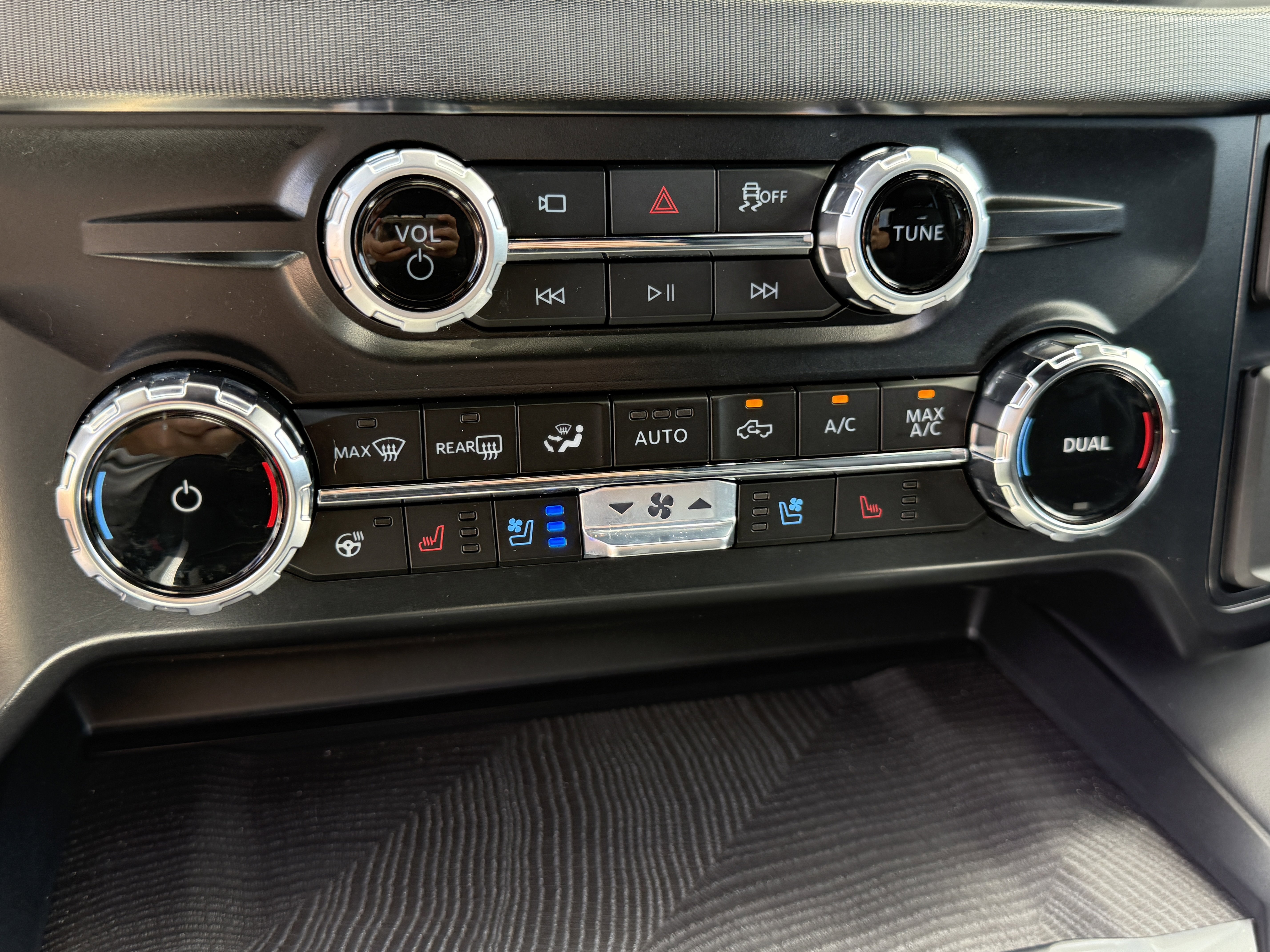 Certified 2025 Ford F250 Platinum w/ FX4 Off-Road Package image 22