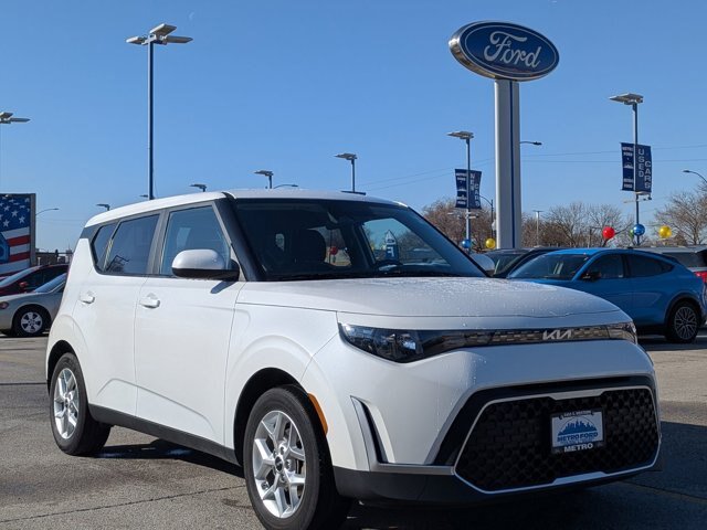 Used 2024 Kia Soul LX w/ Option Group 015 FWD image 2