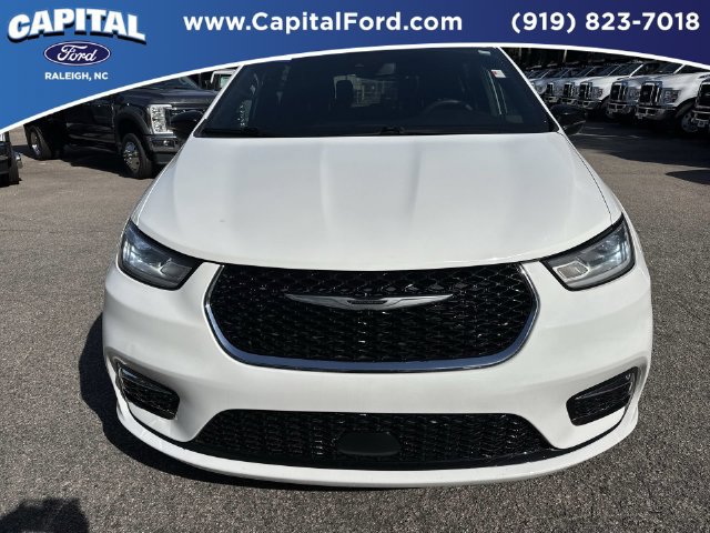 Used 2025 Chrysler Pacifica Select FWD image 10