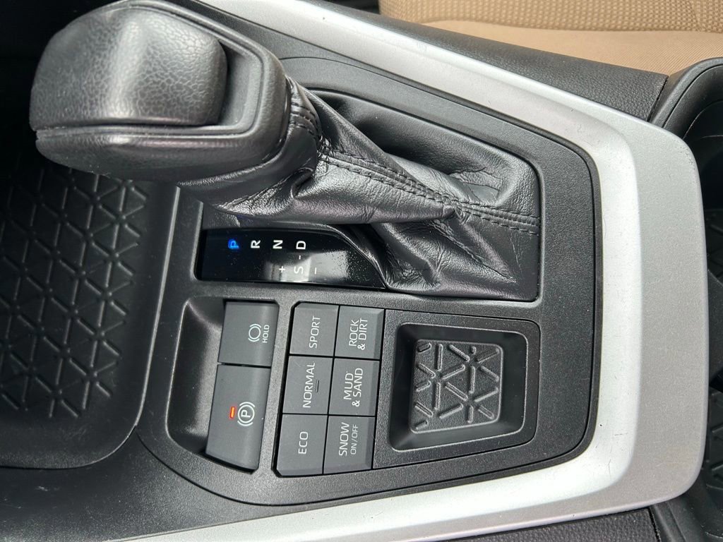 Used 2021 Toyota RAV4 LE AWD/4WD image 27