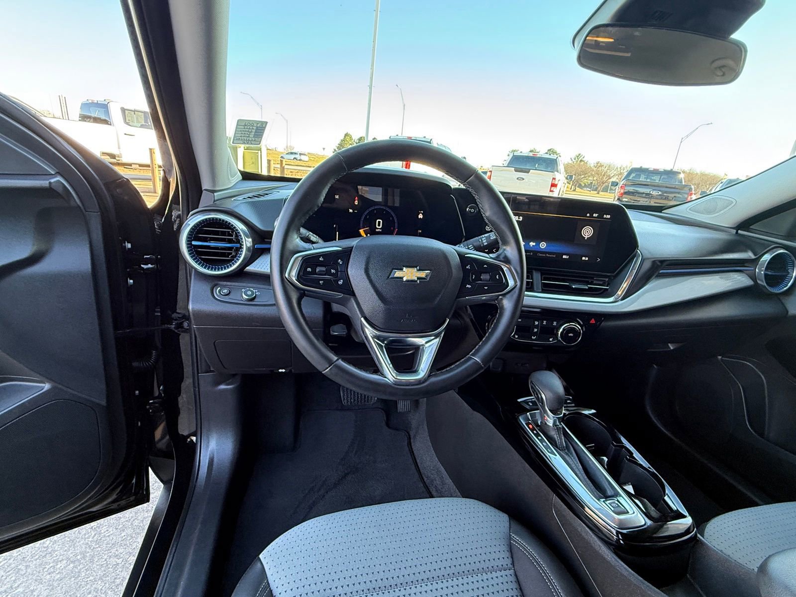 Used 2025 Chevrolet Trax LT w/ LT Convenience Package image 12