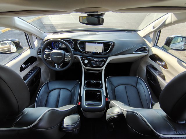 Used 2024 Chrysler Pacifica Limited AWD/4WD image 2