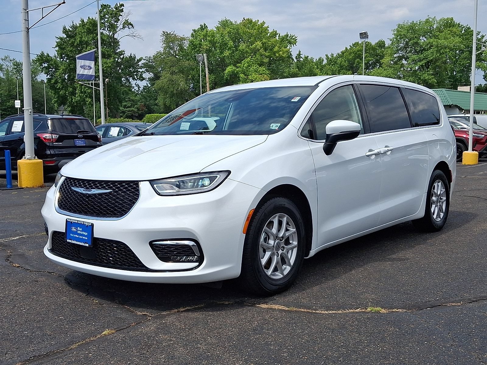 Used 2023 Chrysler Pacifica Touring-L FWD image 3