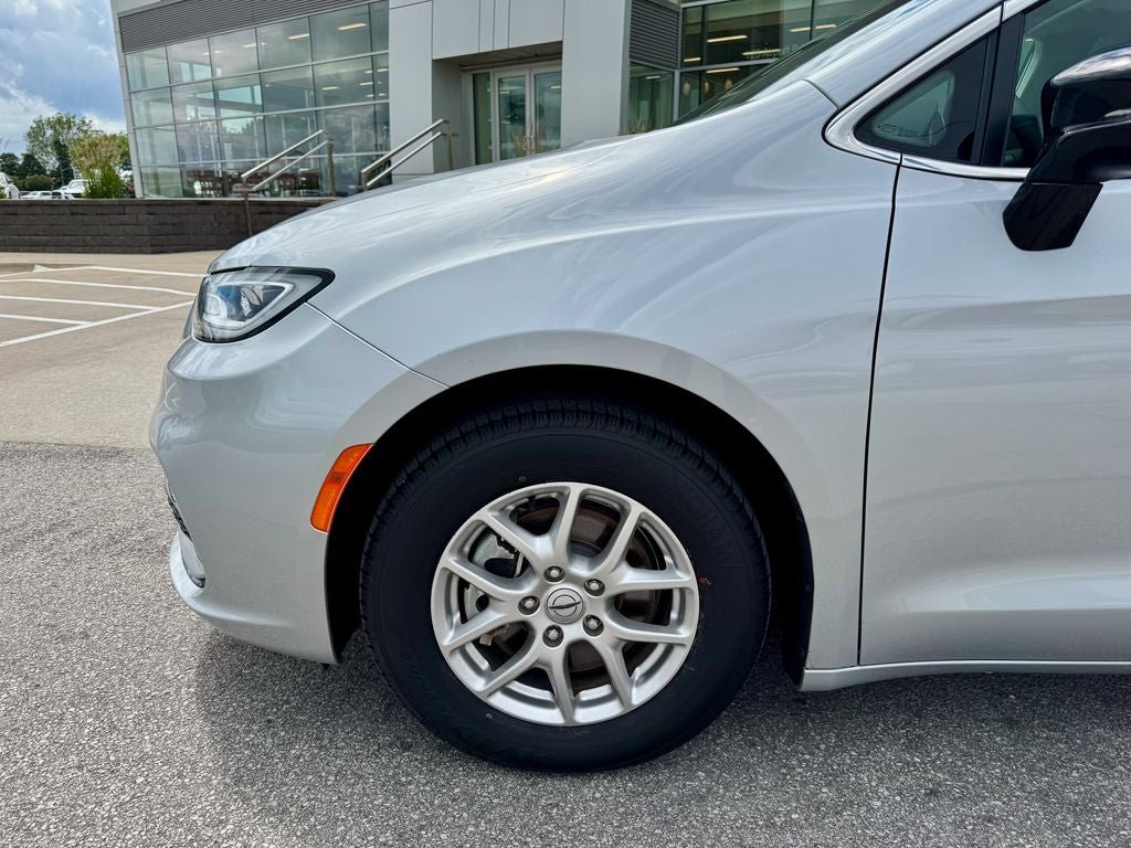 Used 2024 Chrysler Pacifica Touring-L FWD image 40