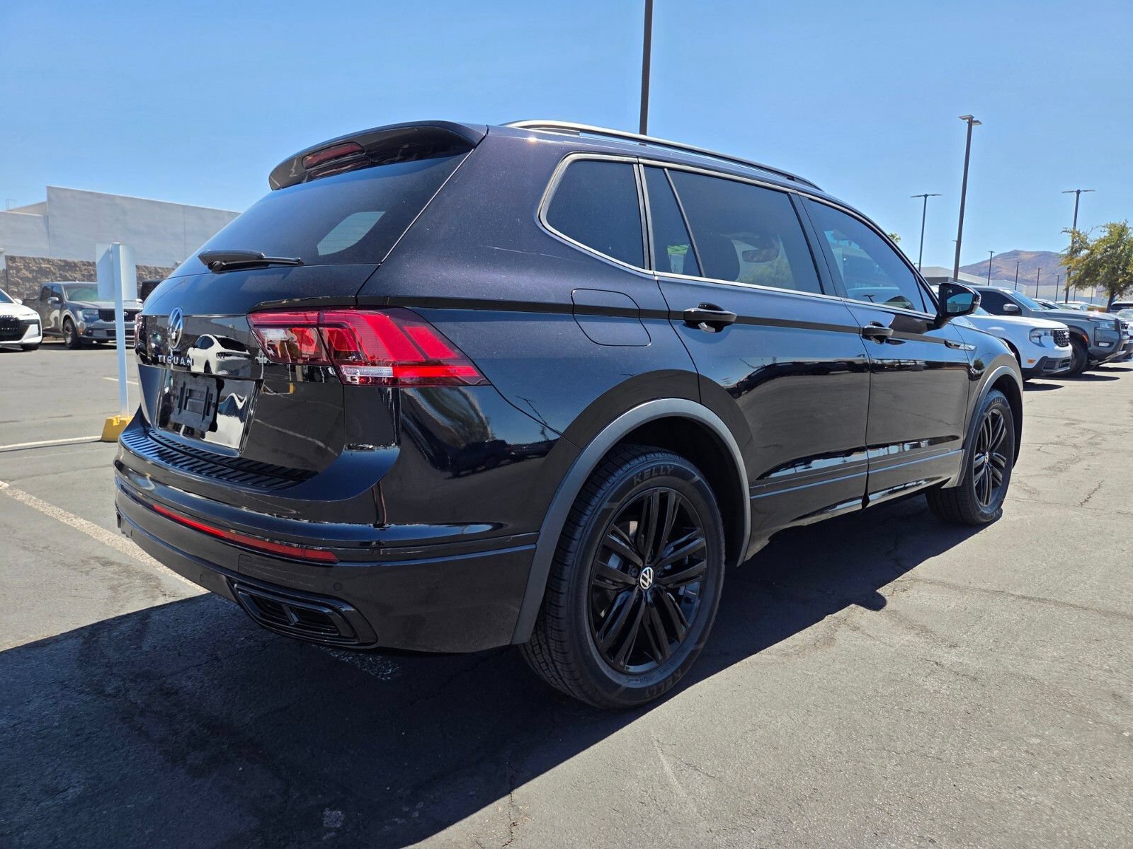 Used 2022 Volkswagen Tiguan SE R-Line FWD image 6