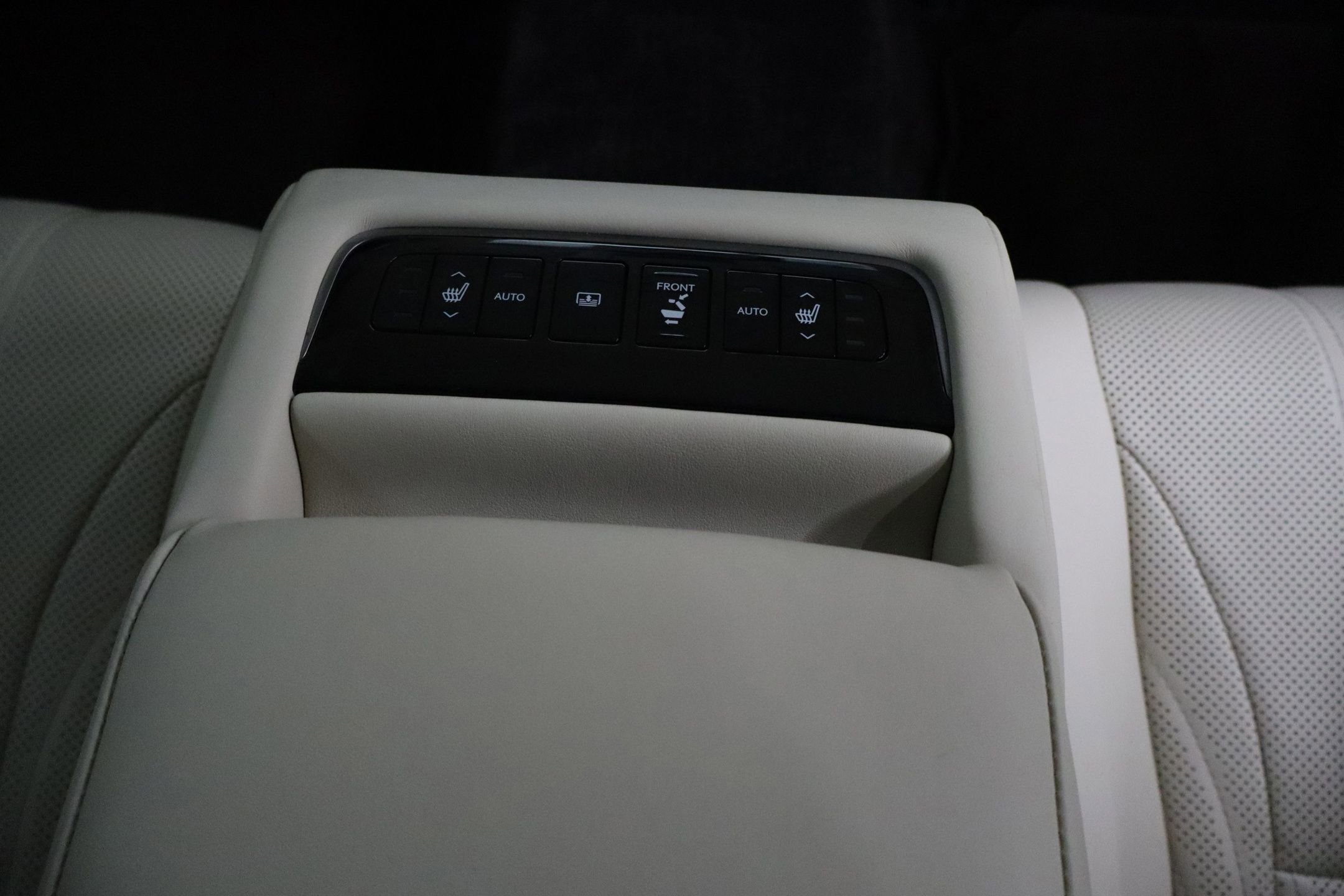 Used 2020 Lexus LS 500 w/ Interior Upgrade Package RWD image 30