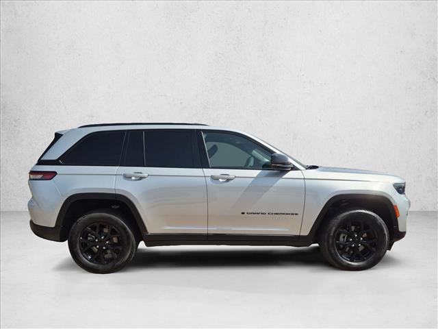 Used 2025 Jeep Grand Cherokee 4WD image 4
