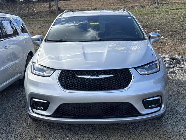 Used 2024 Chrysler Pacifica Pinnacle image 2