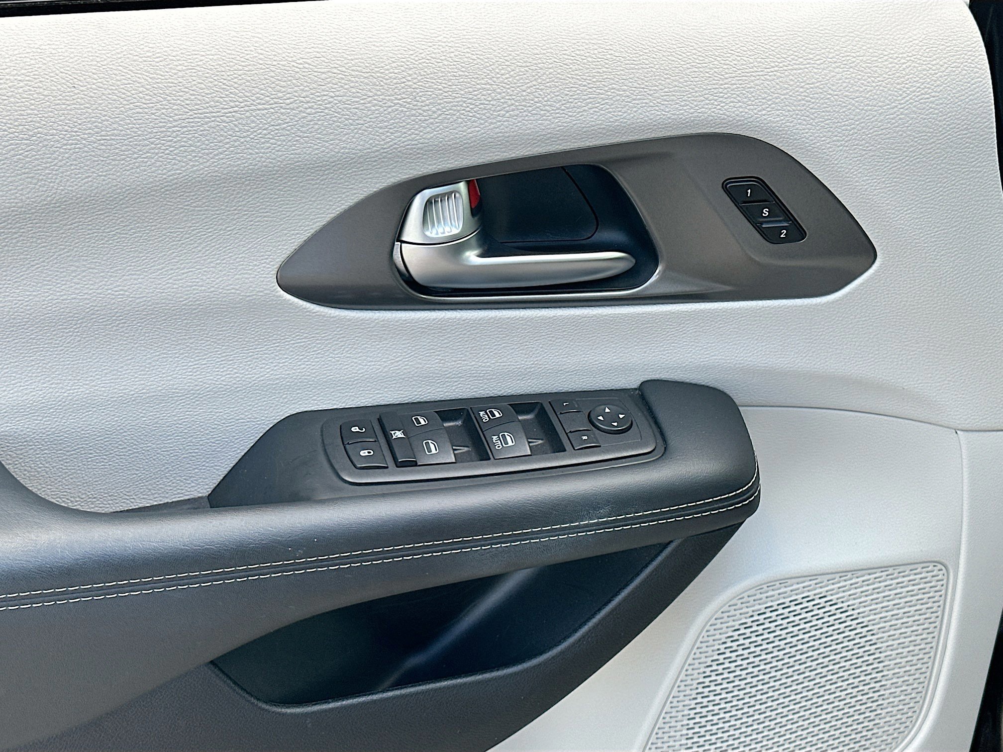 Used 2023 Chrysler Pacifica Touring-L image 17