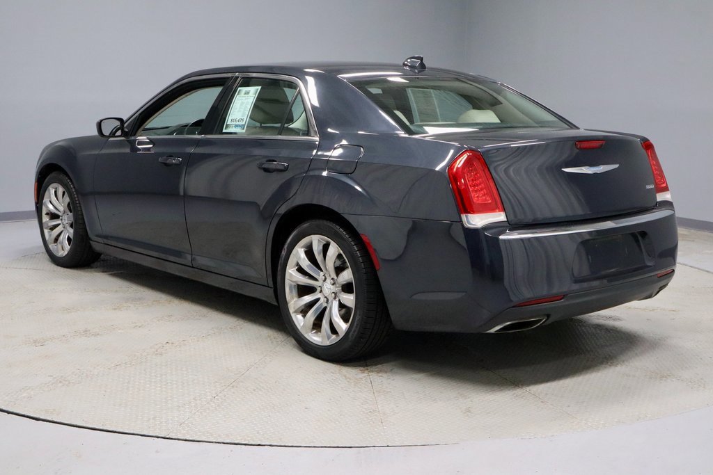 Used 2018 Chrysler 300 Touring L image 3