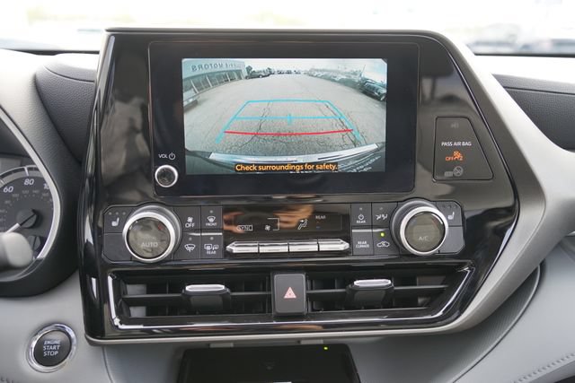 Used 2023 Toyota Highlander XLE AWD/4WD image 16