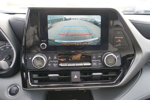 Used 2023 Toyota Highlander XLE AWD/4WD image 16