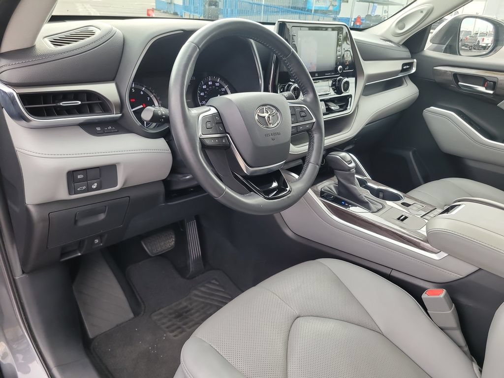 Used 2020 Toyota Highlander Limited FWD image 19