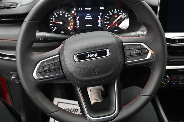 Used 2025 Jeep Compass Trailhawk AWD/4WD image 10