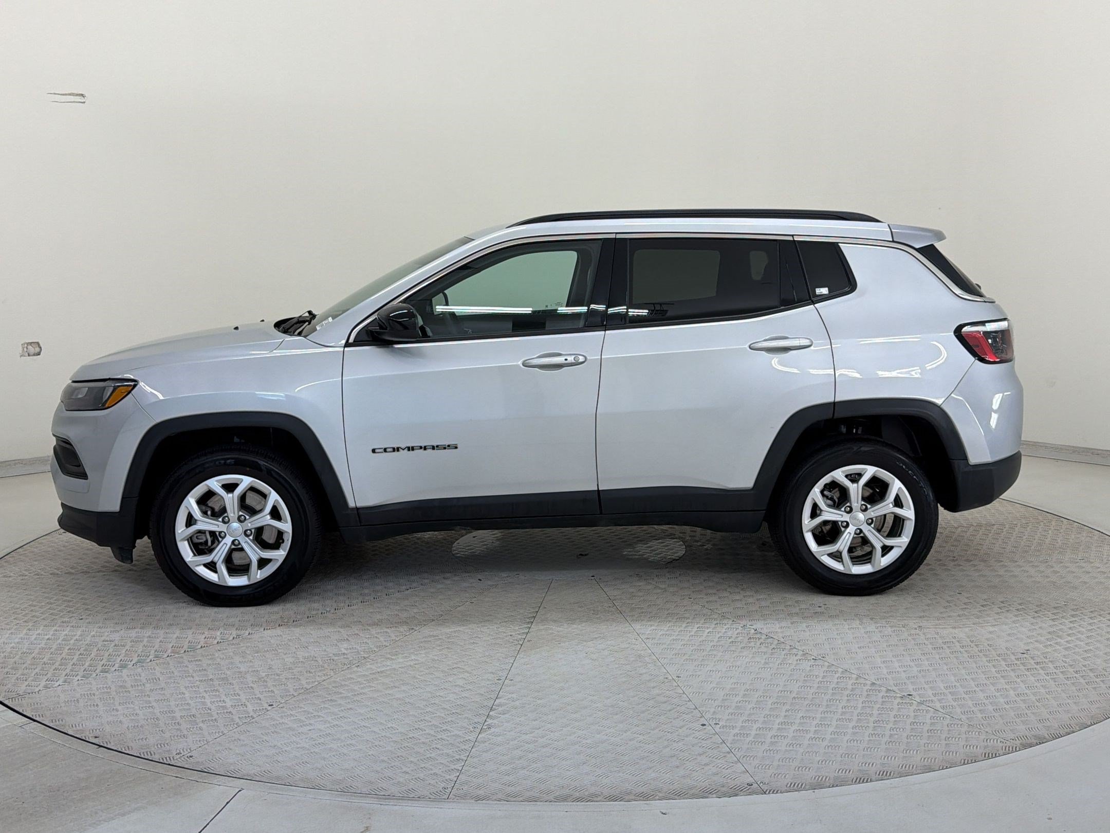 Used 2024 Jeep Compass Latitude AWD/4WD image 2
