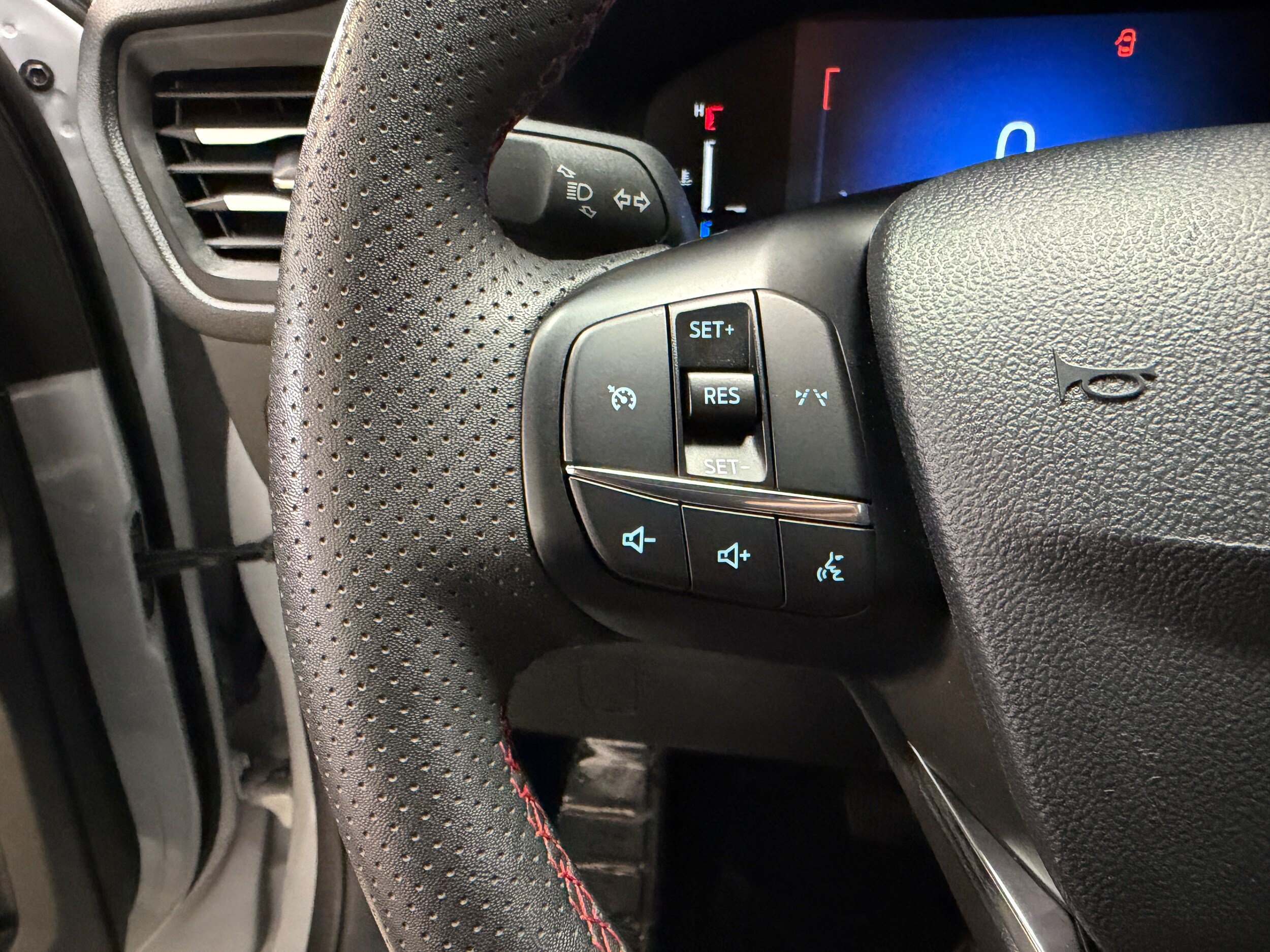 Certified 2025 Ford Escape ST-Line Select AWD/4WD image 17