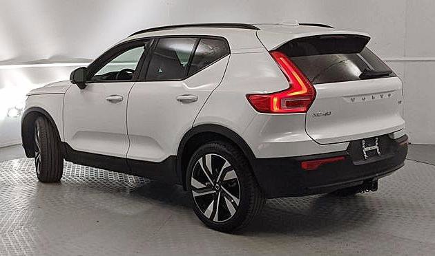 Used 2023 Volvo XC40 B5 Ultimate w/ Climate Package image 3
