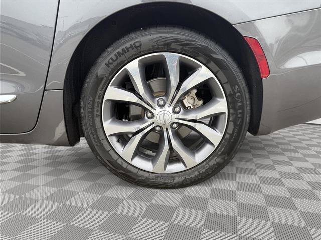 Used 2017 Chrysler Pacifica Limited FWD image 11