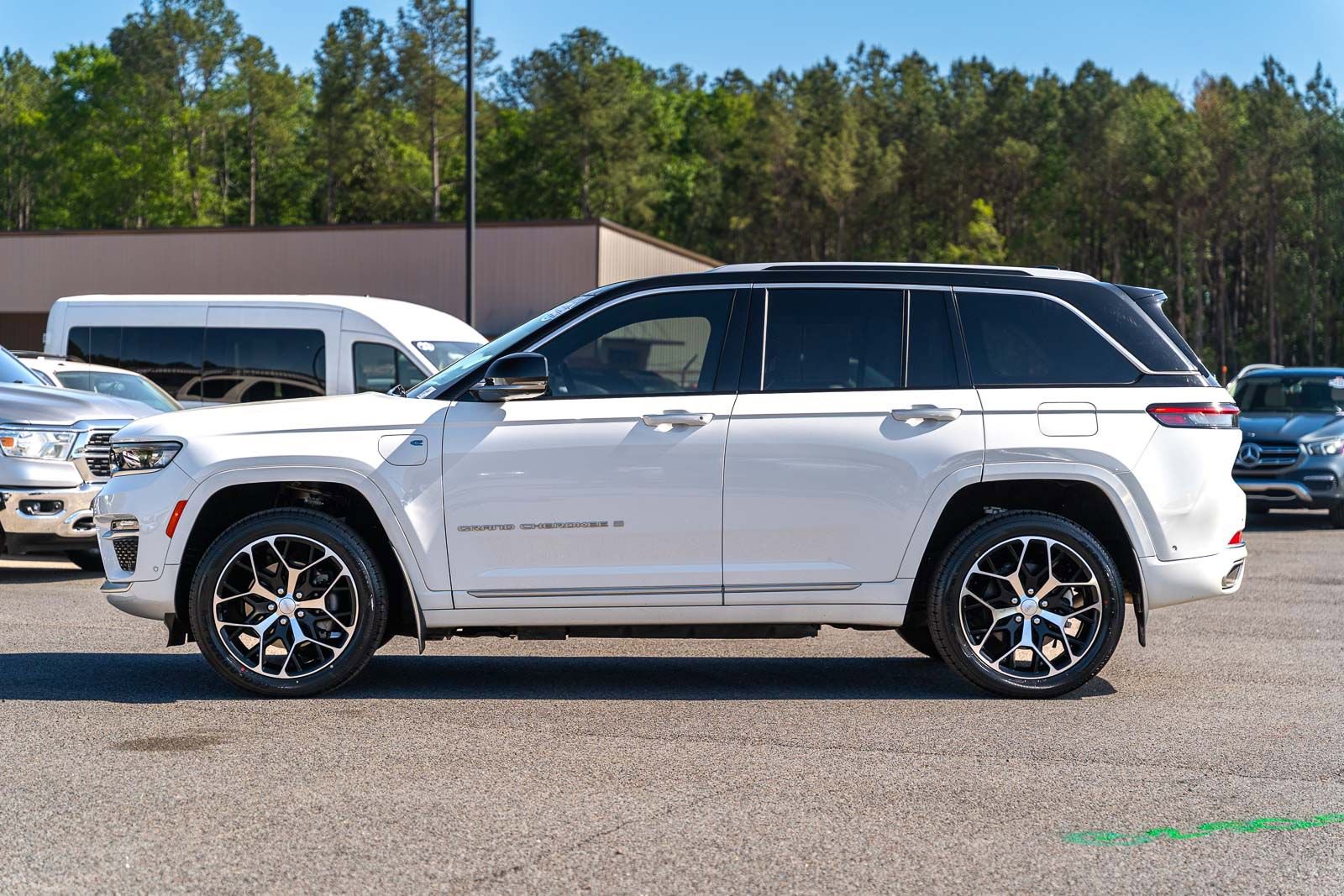 Used 2022 Jeep Grand Cherokee Summit image 4