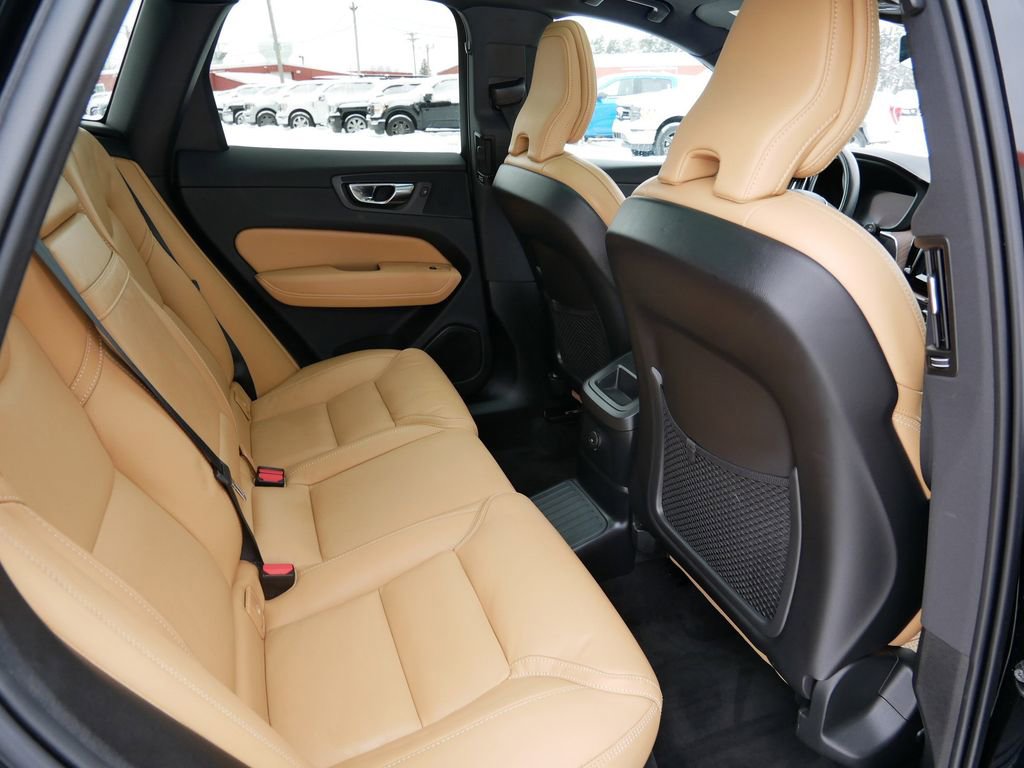 Used 2022 Volvo XC60 T8 Inscription w/ Advanced Package image 9