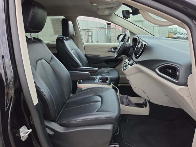 Used 2024 Chrysler Pacifica Touring-L FWD image 18