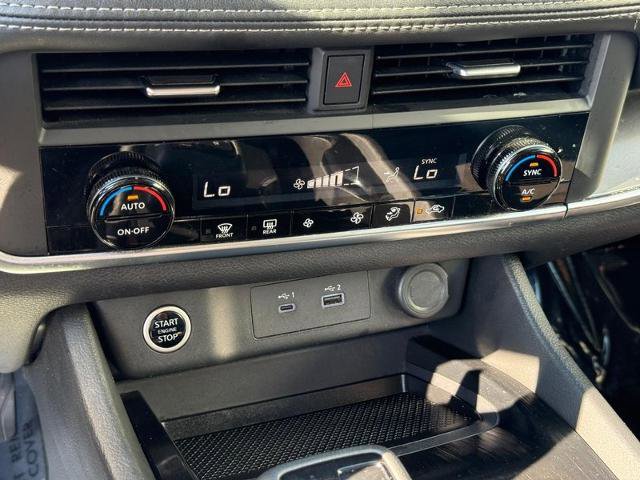 Used 2023 Nissan Rogue SV image 17