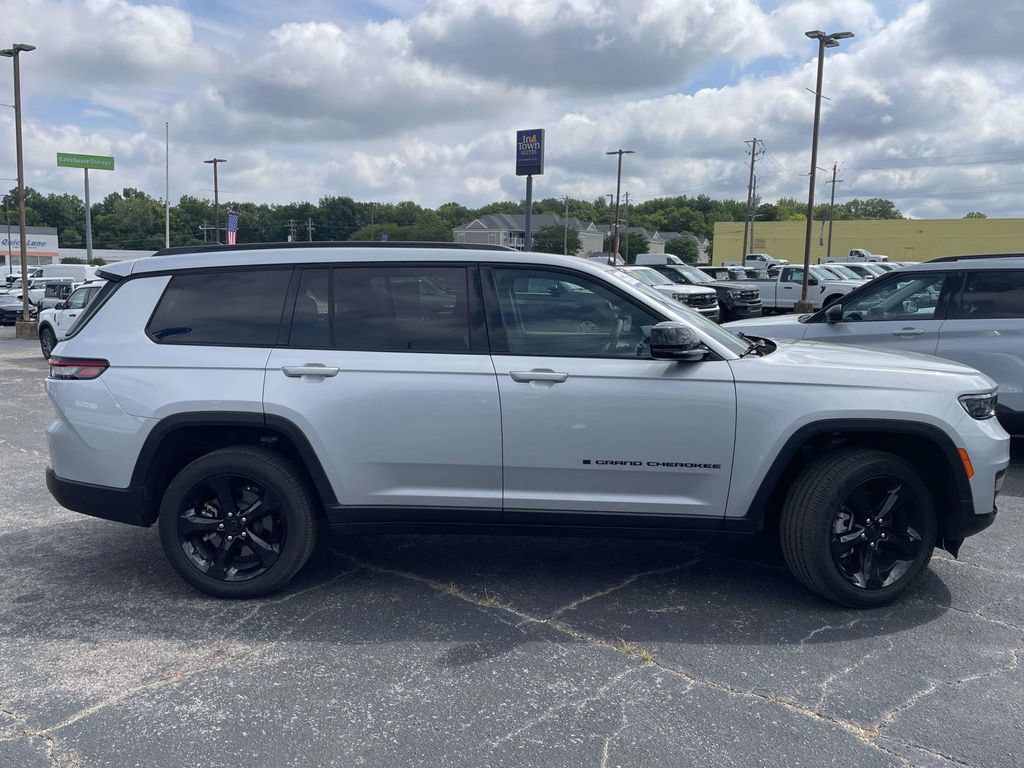 Used 2024 Jeep Grand Cherokee L Altitude RWD image 2