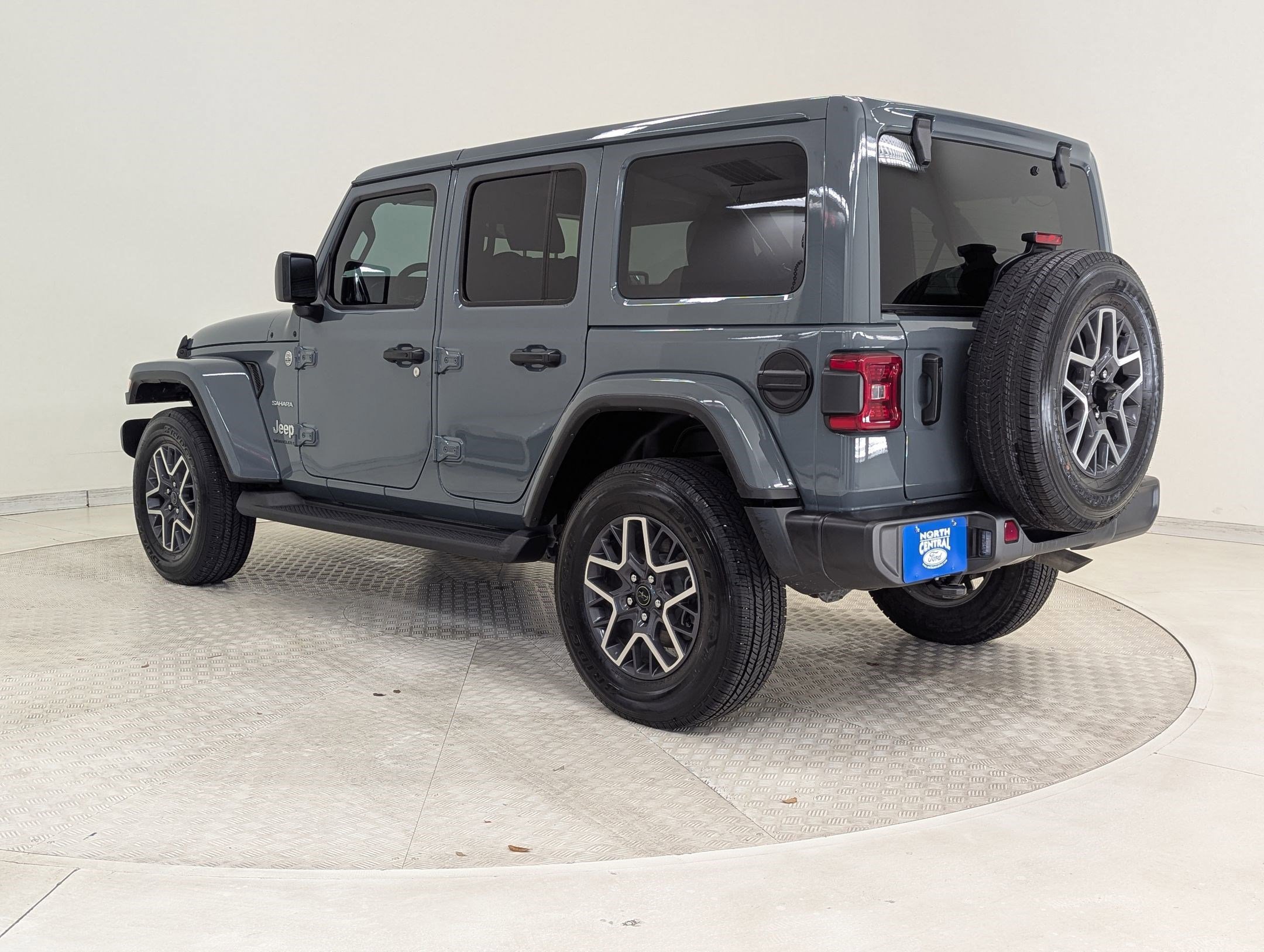 Used 2024 Jeep Wrangler Sahara image 3
