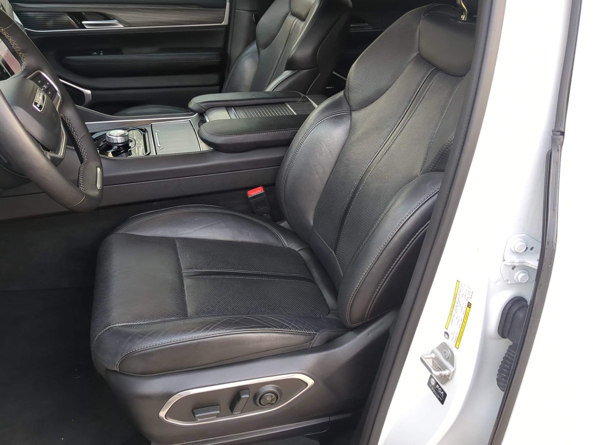 Used 2024 Jeep Wagoneer L Series II w/ Flexible Seating Group RWD image 58