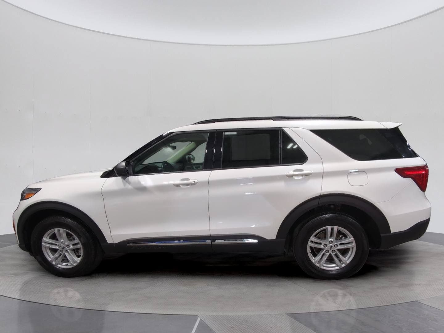 Certified 2023 Ford Explorer XLT w/ Equipment Group 202A AWD/4WD image 2