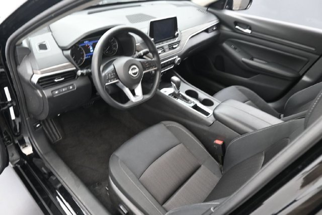 Used 2025 Nissan Altima 2.5 SV FWD image 11