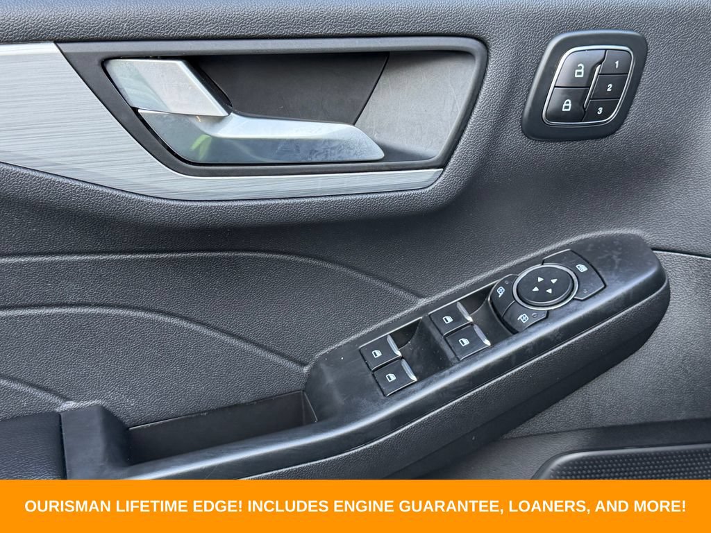 Certified 2025 Ford Escape Platinum AWD/4WD image 25
