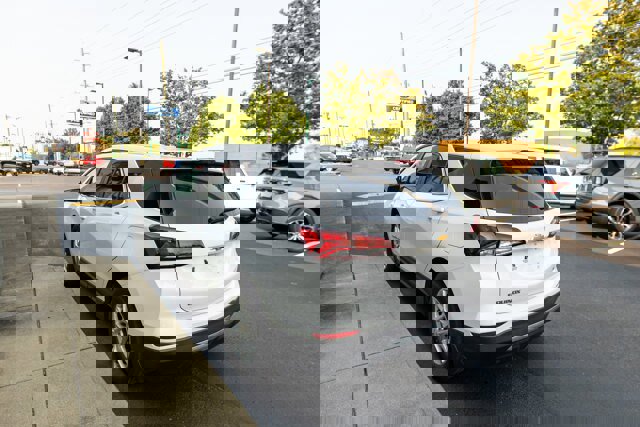 Used 2022 Chevrolet Equinox LT image 2