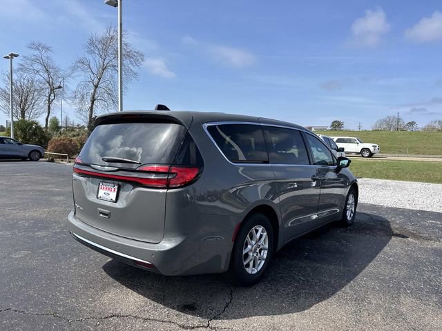 Used 2025 Chrysler Pacifica Select image 3