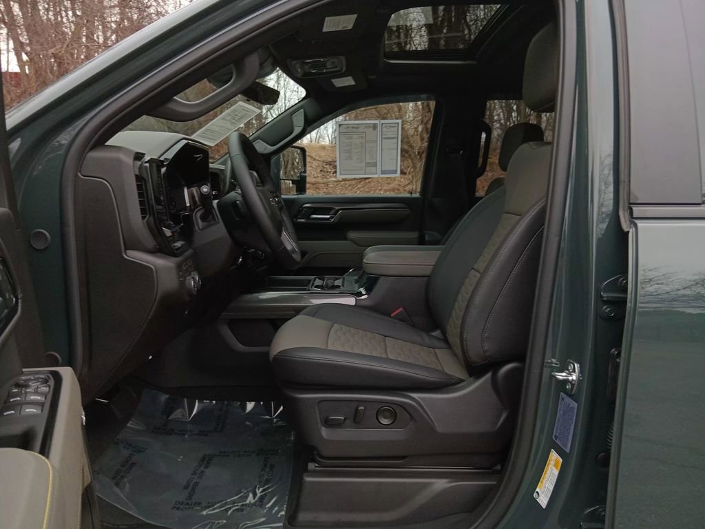 Used 2025 Chevrolet Silverado 2500 ZR2 w/ Technology Package image 21