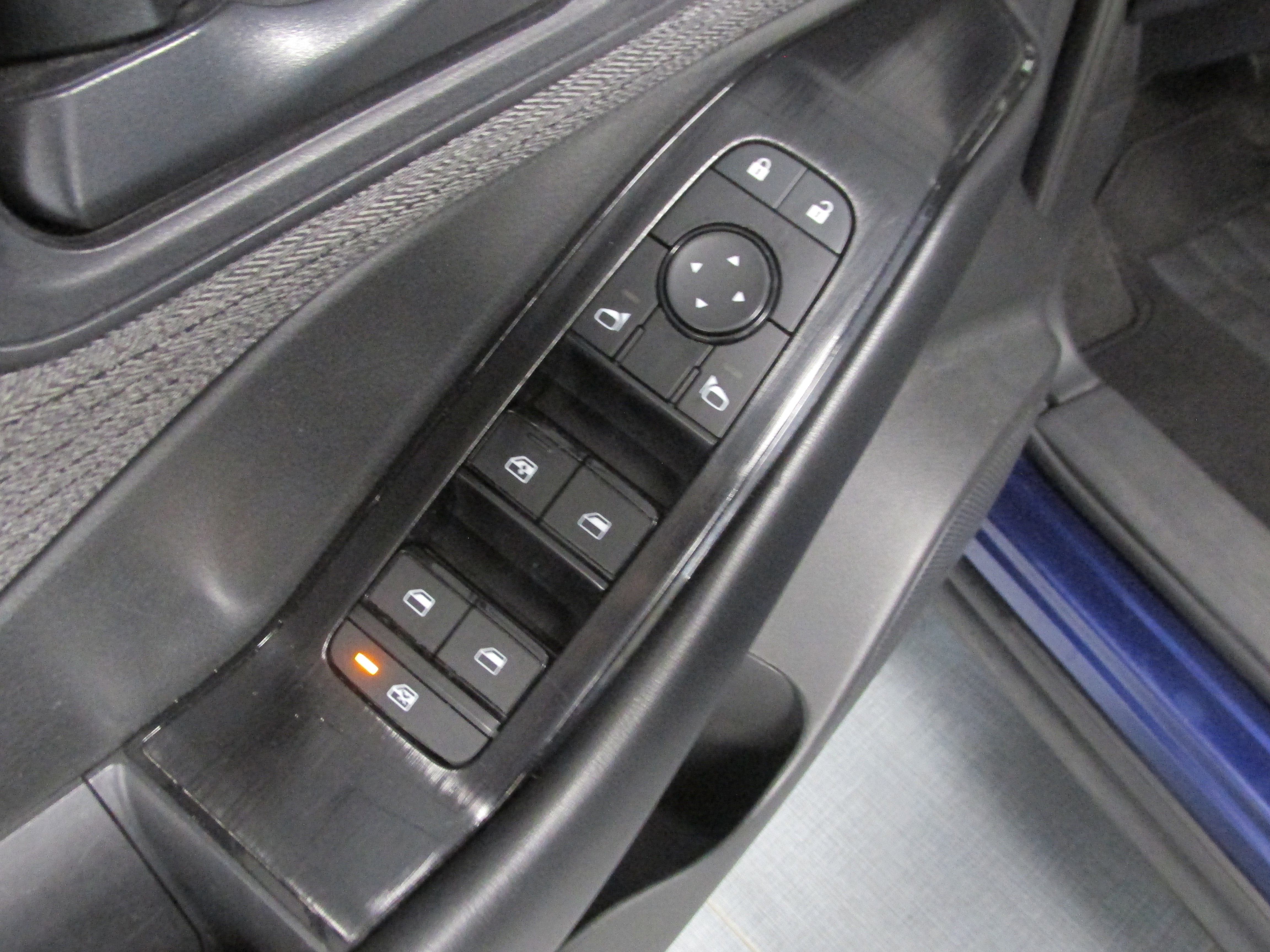 Used 2023 Nissan Rogue S AWD/4WD image 28