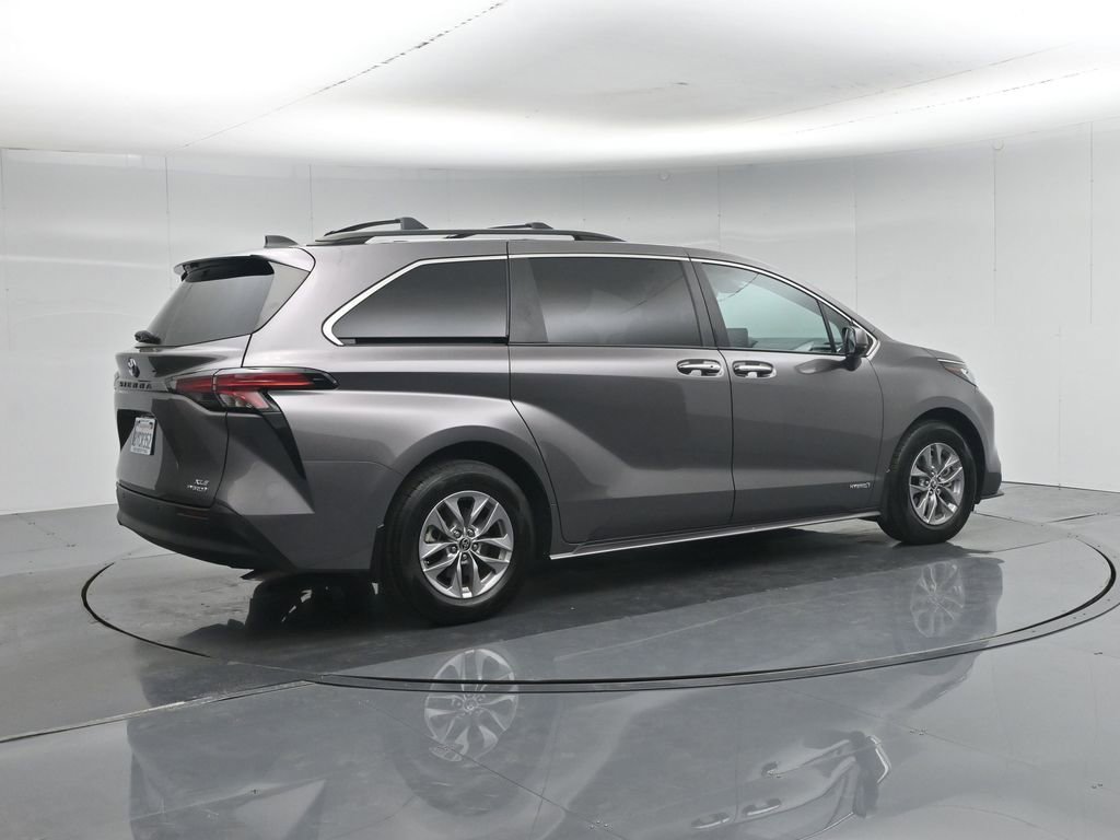 Used 2021 Toyota Sienna XLE FWD image 32