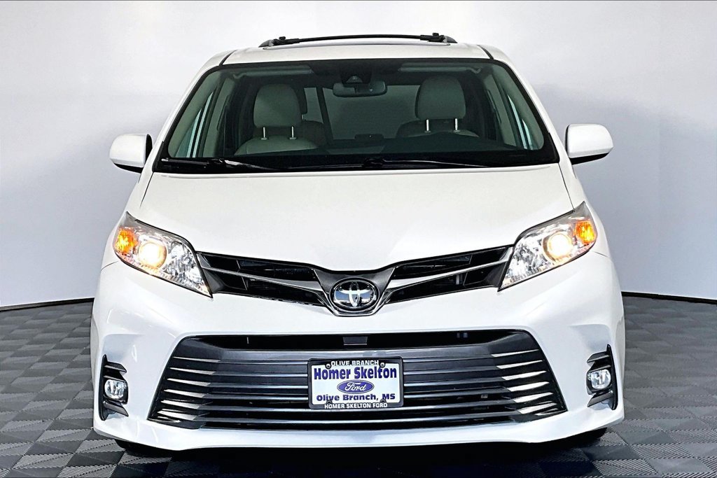 Used 2019 Toyota Sienna XLE w/ XLE Navigation Package FWD image 3