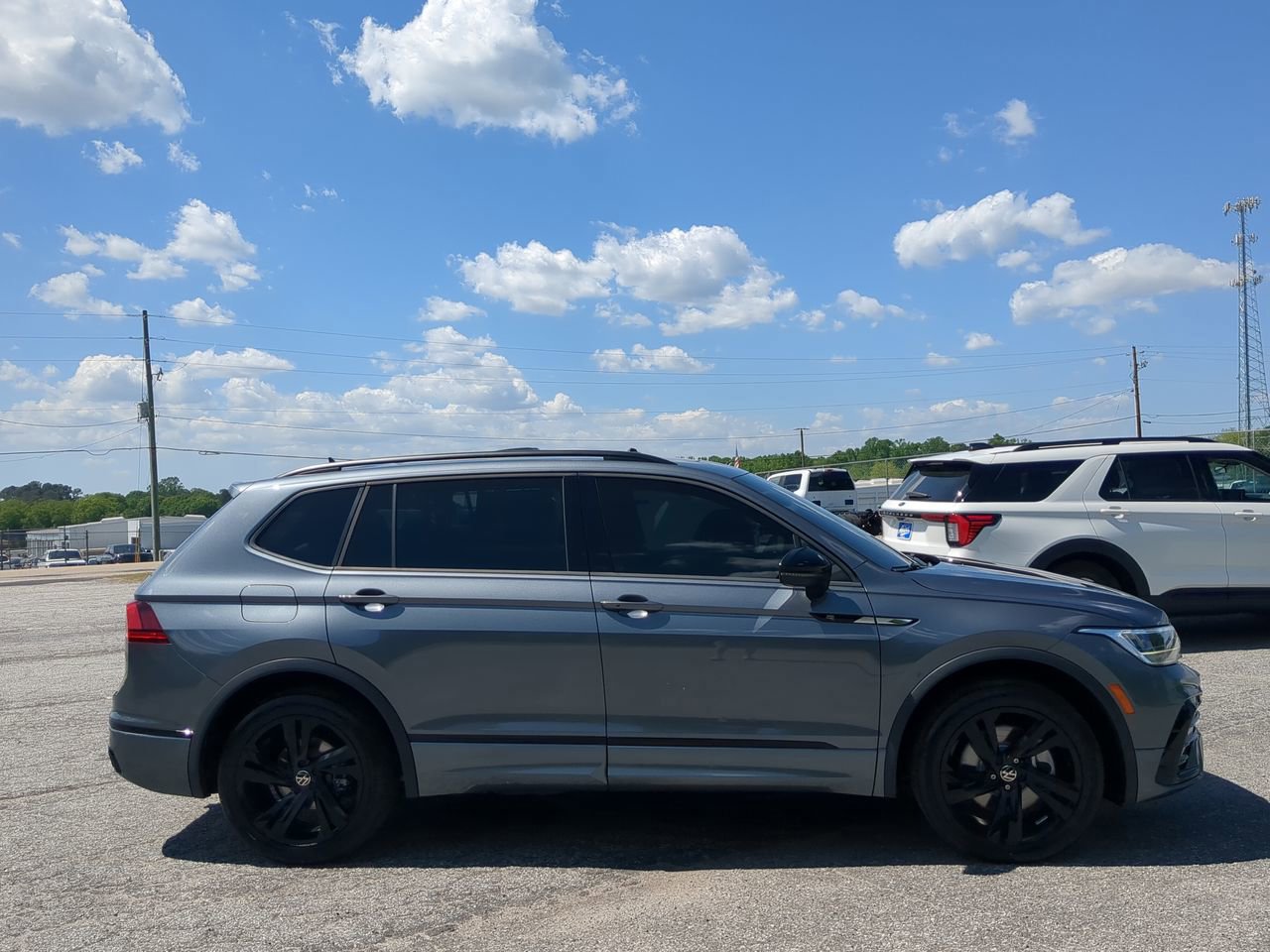Used 2023 Volkswagen Tiguan SE R-Line FWD image 6