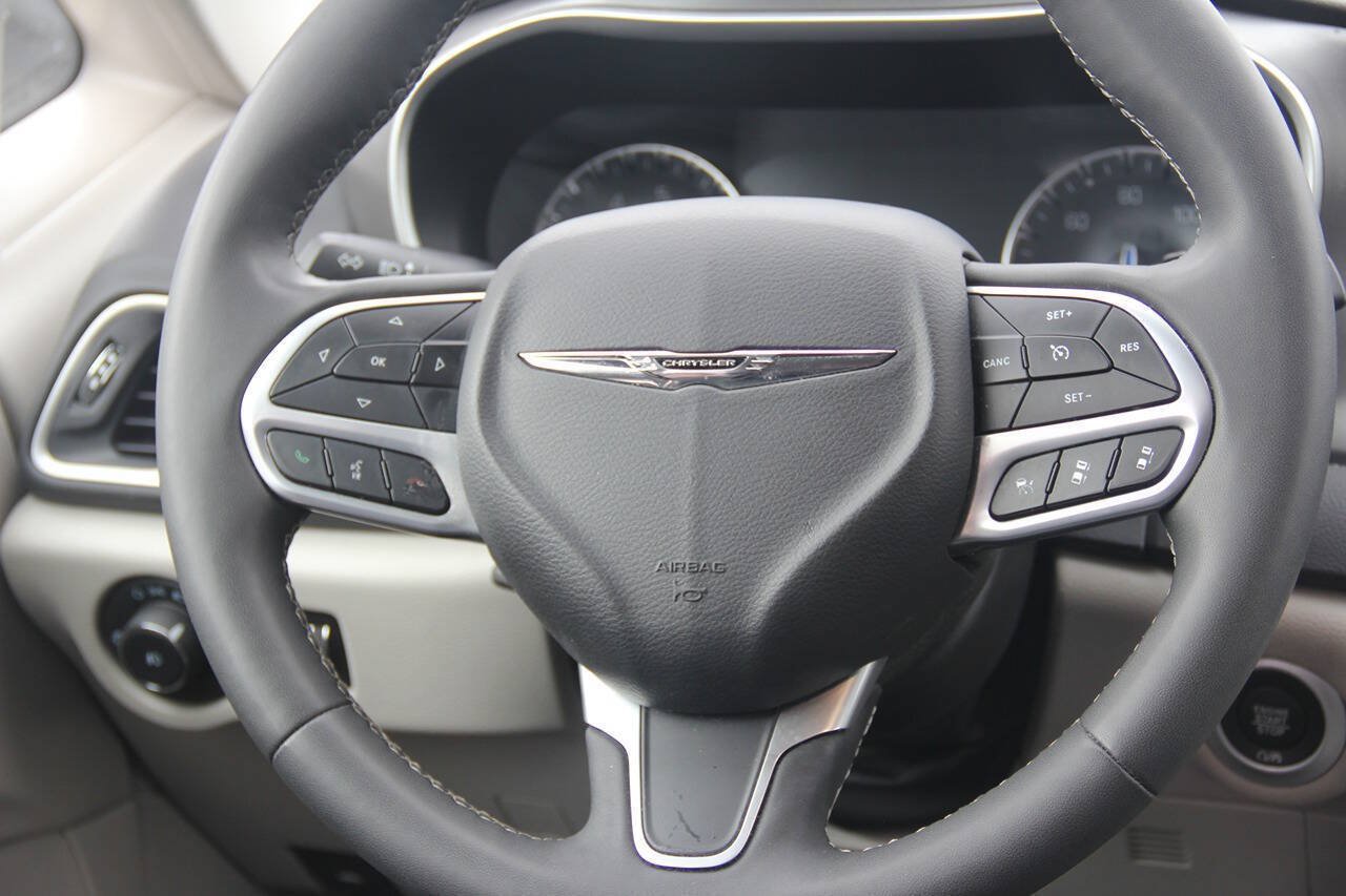 Used 2024 Chrysler Pacifica Touring-L FWD image 20