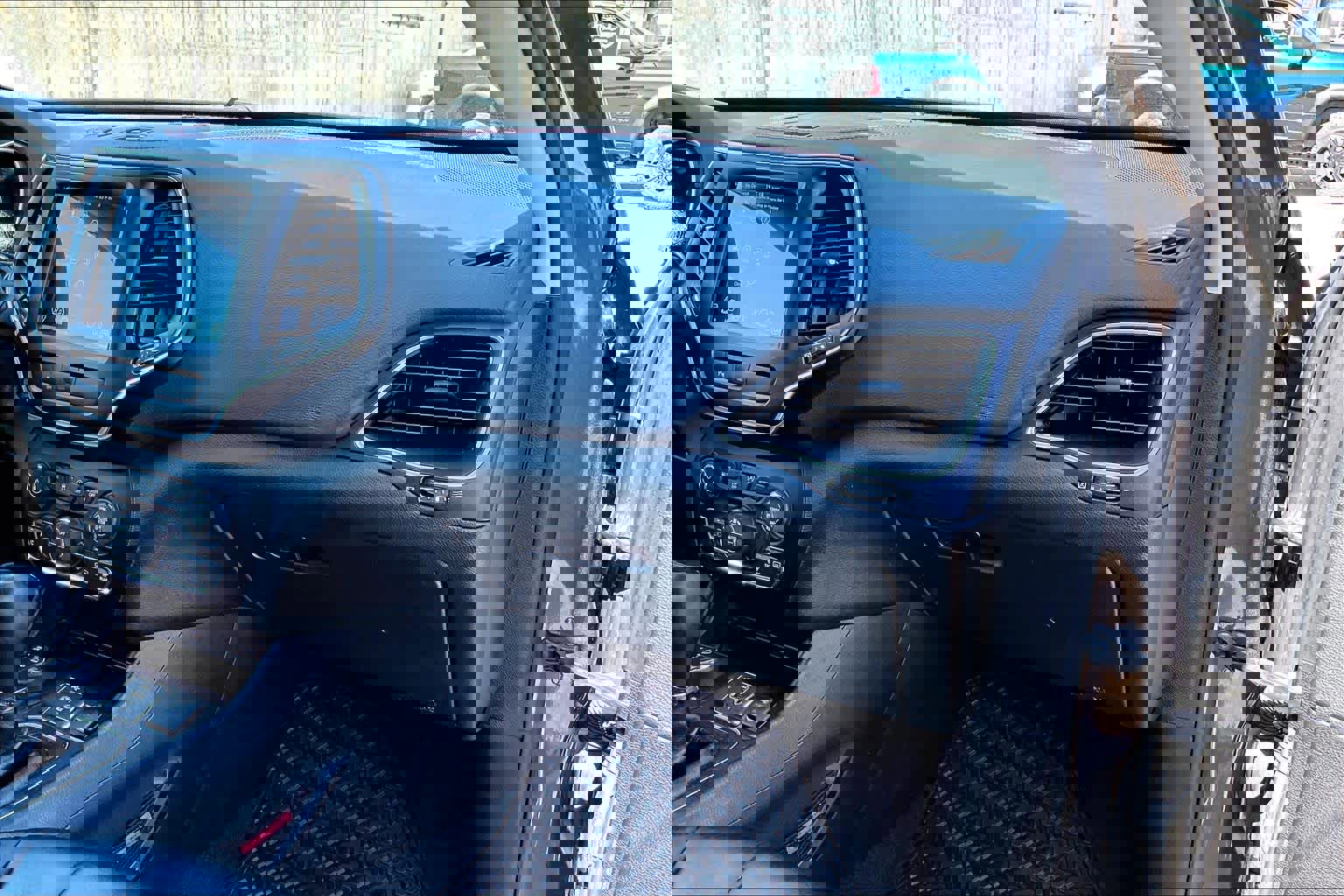 Used 2019 Jeep Cherokee Trailhawk w/ Comfort/Convenience Group AWD/4WD image 21