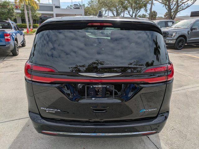 Used 2025 Chrysler Pacifica Select image 3