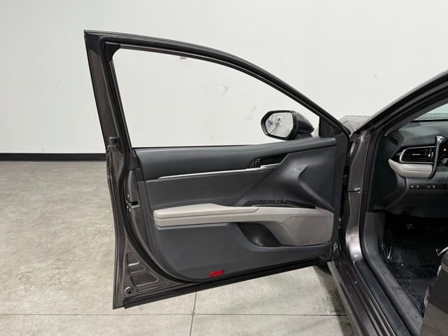 Used 2023 Toyota Camry SE image 13