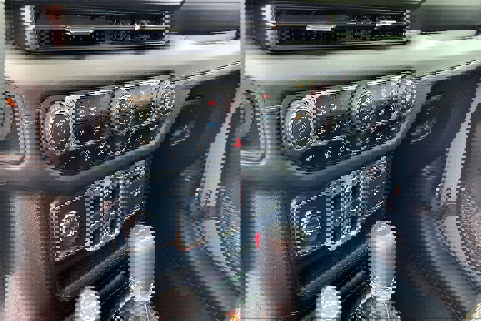 Used 2025 Jeep Gladiator Sport image 32