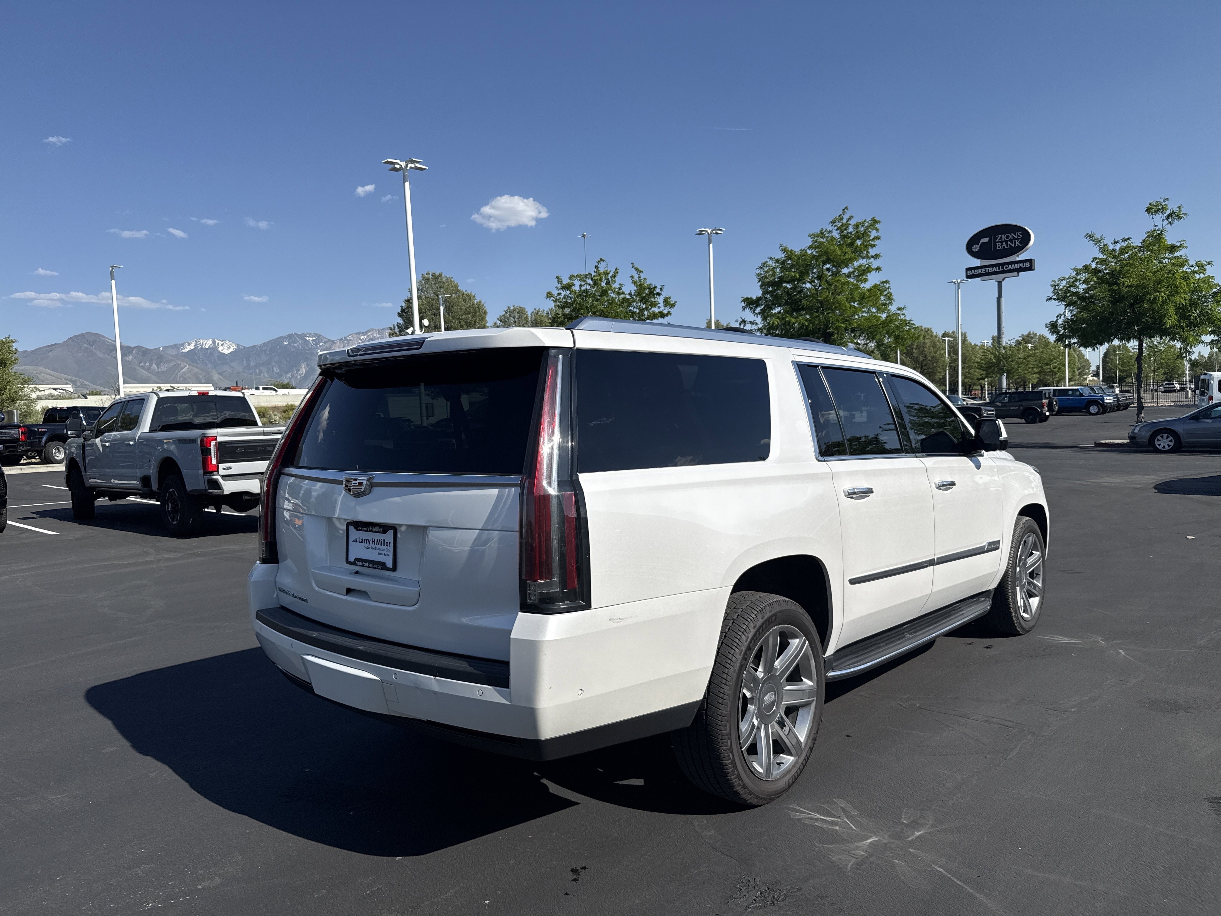 Used 2019 Cadillac Escalade ESV Luxury AWD/4WD image 5
