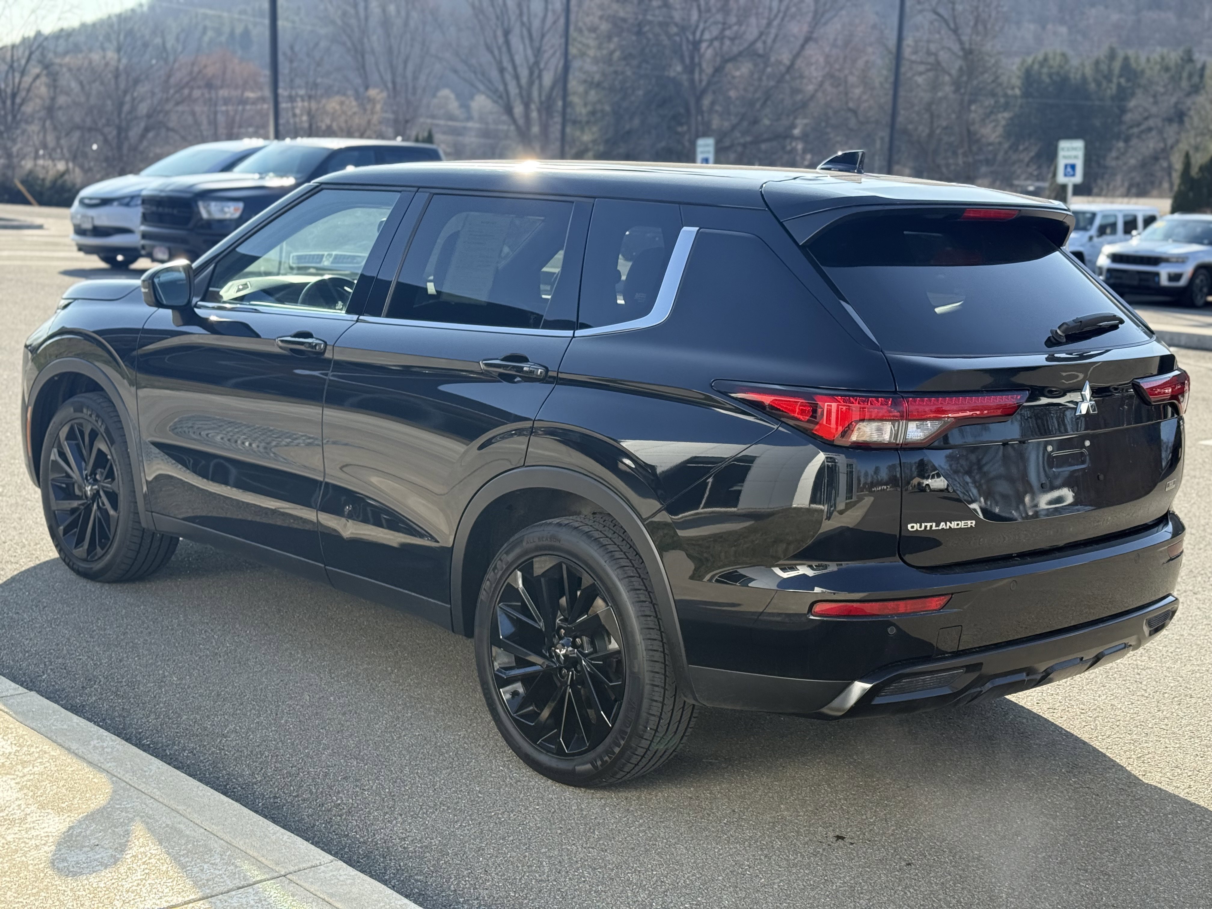 Used 2024 Mitsubishi Outlander AWD image 4