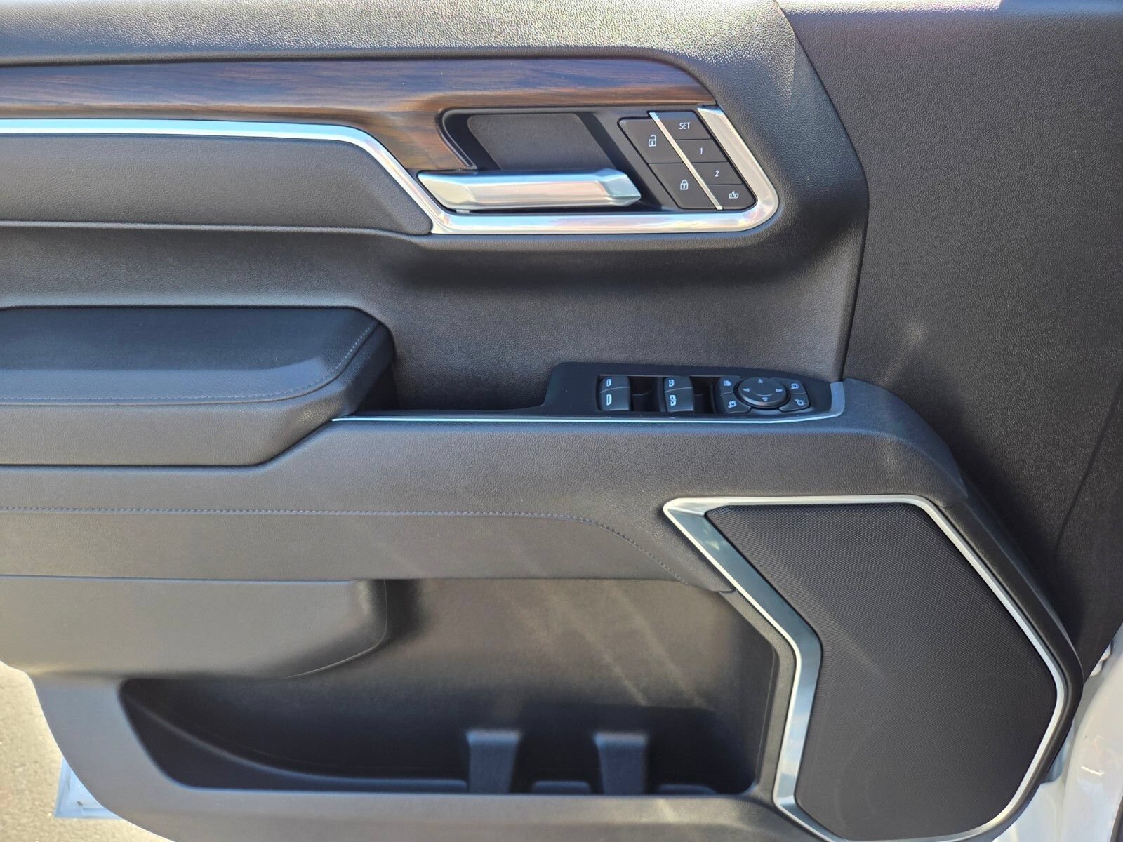 Used 2025 GMC Sierra 1500 SLT RWD image 17