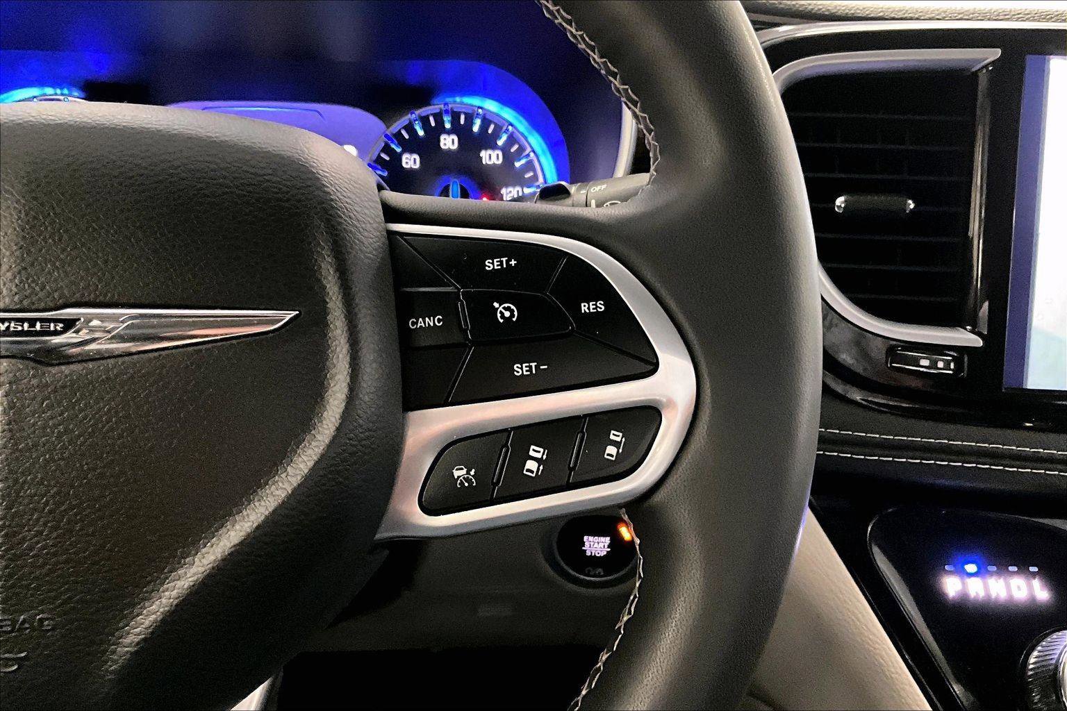 Used 2023 Chrysler Pacifica Limited image 18