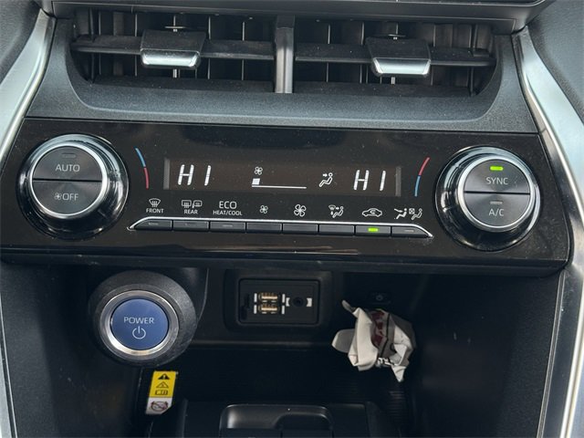 Used 2022 Toyota Venza LE image 18