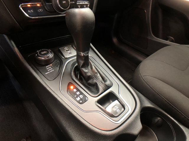 Used 2020 Jeep Cherokee Latitude w/ Cold Weather Group AWD/4WD image 18
